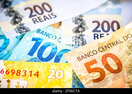 Brasile. 25 Maggio 2021. In questa illustrazione della foto, note di duecento, cento, cinquanta e venti reais, il reale è la valuta del Brasile. La Banca centrale ha lanciato linee guida per la creazione di una moneta digitale che servirà da estensione del reale nel paese. Credit: Rafael Henrique/SOPA Images/ZUMA Wire/Alamy Live News Foto Stock