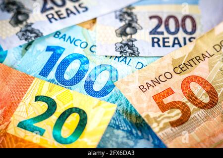 Brasile. 25 Maggio 2021. In questa illustrazione della foto, note di duecento, cento, cinquanta e venti reais visto, il reale è la valuta del Brasile. La Banca centrale ha lanciato linee guida per la creazione di una moneta digitale che servirà da estensione del reale nel paese. (Foto di Rafael Henrique/SOPA Images/Sipa USA) Credit: Sipa USA/Alamy Live News Foto Stock