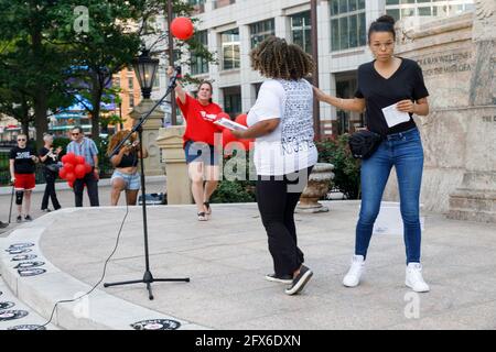 Columbus, Stati Uniti. 25 Maggio 2021. La donna lascia volare un pallone in commemorazione di una vittima della brutalità della polizia. I sostenitori della Black Lives Matter hanno organizzato una veglia per le vittime della brutalità della polizia di fronte allo Stato dell'Ohio in commemorazione dell'anniversario della morte di George Floyd per mano della polizia di Minneapolis un anno fa. Cynthia Brown, un fondatore del movimento heartbeat dell'Ohio, MC'ed la Vigil, e la maggior parte dei relatori alla veglia erano familiari o amati di individui che erano morti a causa della brutalità della polizia. Credit: SOPA Images Limited/Alamy Live News Foto Stock