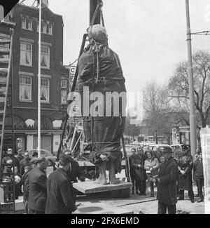 Il monumento della resistenza chiamato resistenza ininterrotta, è posto sul suo piedistallo al Westersingel a Rotterdam, 28 aprile 1965, memoriali di guerra, seconda guerra mondiale, Resistance, Paesi Bassi, foto agenzia stampa del XX secolo, notizie da ricordare, documentario, fotografia storica 1945-1990, storie visive, Storia umana del XX secolo, che cattura momenti nel tempo Foto Stock