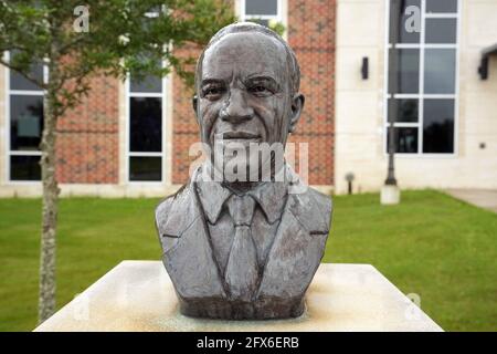 Una statua busto di ex Prairie View A&M University Panthers allenatore di pallacanestro Billy Nicks a PVAMU, Martedì, 25 maggio 2021, in Prairie View, Text. Foto Stock