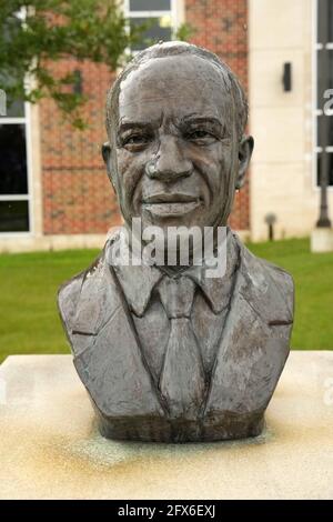 Una statua busto di ex Prairie View A&M University Panthers allenatore di pallacanestro Billy Nicks a PVAMU, Martedì, 25 maggio 2021, in Prairie View, Text. Foto Stock