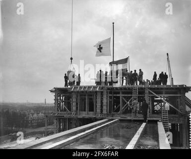 L'issaggio della bandiera al Roode Kruisziekenhuis dell'Aia, 10 gennaio 1958, bandiere, Paesi Bassi, foto agenzia stampa del xx secolo, notizie da ricordare, documentario, fotografia storica 1945-1990, storie visive, Storia umana del XX secolo, che cattura momenti nel tempo Foto Stock