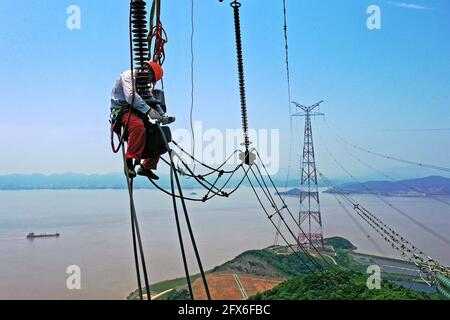 Zhoushan, Cina. 25 Maggio 2021. I tecnici di ingegneria elettrica stanno esaminando e riparando la rete elettrica dell'isola di Zhoushan a Zhoushan, Zhejiang, Cina il 25 maggio 2021.(foto da TPG/cnsphotos) Credit: TopPhoto/Alamy Live News Foto Stock