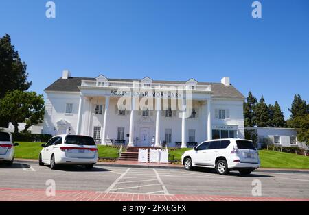 Cypress, California, USA 24 maggio 2021 UNA visione generale dell'atmosfera del Forest Lawn Cypress Memorial Park il 24 maggio 2021 a Cypress, California, USA. Foto di Barry King/Alamy Stock foto Foto Stock