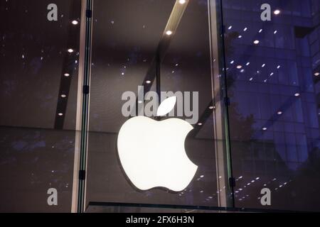 Tokyo, Giappone. 25 Maggio 2021. Logo del marchio Apple visto all'interno di un Apple store di Omotesando, Tokyo. Credit: SOPA Images Limited/Alamy Live News Foto Stock