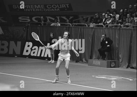 Torneo mondiale di tennis ABN a Rotterdam; nn. 18, 19 Tom Okker in azione, nn. 20, 21 Bjorn Borg in azione, 1 marzo 1975, tennis, Paesi Bassi, foto agenzia stampa del xx secolo, notizie da ricordare, documentario, fotografia storica 1945-1990, storie visive, Storia umana del XX secolo, che cattura momenti nel tempo Foto Stock