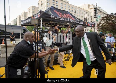 L'avvocato Benjamin Crump è accolto da persone nella piccola folla mentre parte dopo un'intervista con l'emittente Roland Martin, al Black Lives Matter Plaza sulla 16th Street NW a Washington, DC, USA, martedì 25 maggio, 2021. Foto di Rod Lamkey/CNP/ABACAPRESS.COM Foto Stock