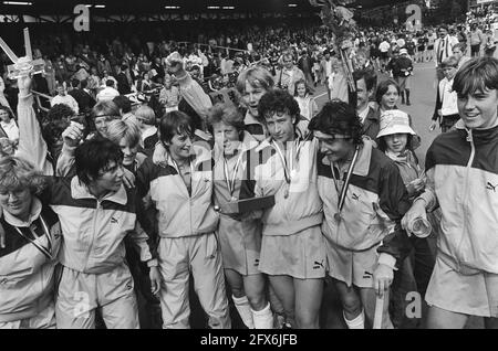 Torneo di hockey ad Amstelveen; Dutch Ladies After Victory, 16 giugno 1985, hockey su campo, Paesi Bassi, foto agenzia stampa del xx secolo, notizie da ricordare, documentario, fotografia storica 1945-1990, storie visive, Storia umana del XX secolo, che cattura momenti nel tempo Foto Stock