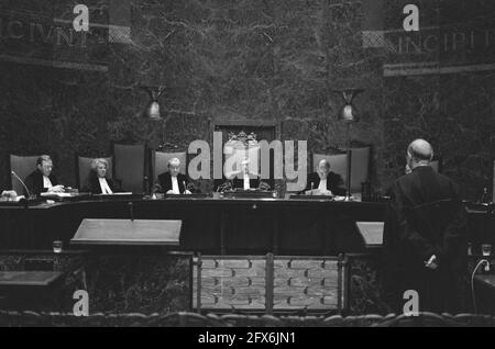 La Corte Suprema dell'Aia ha trattato il caso Menten, signor. Mout (r) nel corso del suo appello dinanzi alla Corte Suprema, il presidente C. H. Moons, 27 ottobre 1980, trattamenti, presidenti, I Paesi Bassi, foto agenzia stampa del XX secolo, notizie da ricordare, documentario, fotografia storica 1945-1990, storie visive, Storia umana del XX secolo, che cattura momenti nel tempo Foto Stock