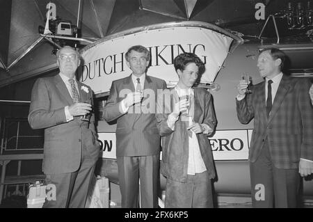 Prince Bernhard Christens equipaggio capsula di mongolfiera olandese Viking Schiphol; Principe Bernhard con equipaggio, 28 aprile 1986, battesimo, palloncini ad aria calda, I Paesi Bassi, foto agenzia stampa del XX secolo, notizie da ricordare, documentario, fotografia storica 1945-1990, storie visive, Storia umana del XX secolo, che cattura momenti nel tempo Foto Stock