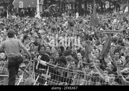 Onorare la nazionale olandese dopo il campionato europeo 1988 a Monaco di Baviera ad Amsterdam; tifosi di Museumplein in difficoltà nella folla, 26 giugno 1988, sport, calcio, I Paesi Bassi, foto agenzia stampa del XX secolo, notizie da ricordare, documentario, fotografia storica 1945-1990, storie visive, Storia umana del XX secolo, che cattura momenti nel tempo Foto Stock