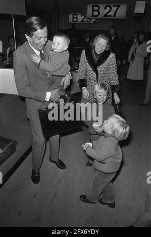 Il principe Claus arriva dalla Tanzania all'aeroporto di Schiphol, il principe Claus con il principe Constantijn e la principessa Beatrix Prince Willem Alexander e il principe Johan Froso, 10 dicembre 1971, arrivi, Paesi Bassi, foto agenzia stampa del xx secolo, notizie da ricordare, documentario, fotografia storica 1945-1990, storie visive, Storia umana del XX secolo, che cattura momenti nel tempo Foto Stock