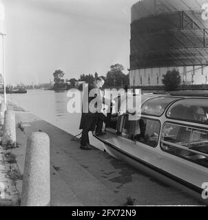 Action Watergeus iniziato, trasporto in barca al centro, 1 ottobre 1964, tour boats, Paesi Bassi, foto agenzia stampa del XX secolo, notizie da ricordare, documentario, fotografia storica 1945-1990, storie visive, Storia umana del XX secolo, che cattura momenti nel tempo Foto Stock
