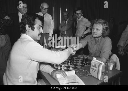 IBM torneo di scacchi, ultimo turno; il vincitore Miles (r) si congratula con Quintens, 16 luglio 1977, scacchi, Paesi Bassi, foto agenzia stampa del xx secolo, notizie da ricordare, documentario, fotografia storica 1945-1990, storie visive, Storia umana del XX secolo, che cattura momenti nel tempo Foto Stock