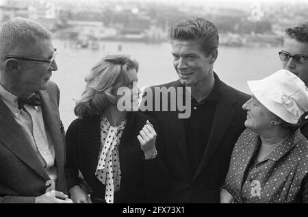 Cocktail party Stephen Boyd e Dolores Hart. Philip Dunne, Dolores Hart e Stephen Boyd, 20 giugno 1961, Paesi Bassi, foto agenzia stampa del XX secolo, notizie da ricordare, documentario, fotografia storica 1945-1990, storie visive, Storia umana del XX secolo, che cattura momenti nel tempo Foto Stock