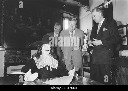 Prince Claus a Hoorn alla mostra sul VOC; Prince Claus alla mostra, 19 maggio 1987, mostre, Paesi Bassi, foto agenzia stampa del xx secolo, notizie da ricordare, documentario, fotografia storica 1945-1990, storie visive, Storia umana del XX secolo, che cattura momenti nel tempo Foto Stock