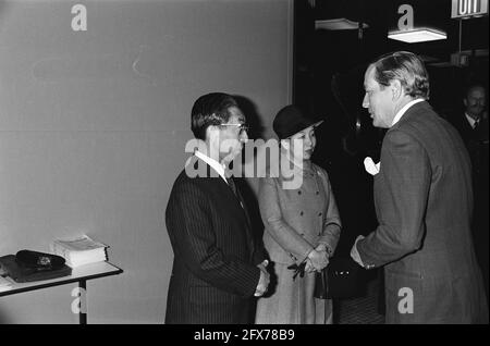 Il principe Claus riceve i primi ospiti all'aeroporto di Schiphol per partecipare allo scambio del trono; Claus saluta il principe Takahito Mikasa del Giappone, a destra sua moglie, 28 aprile 1980, visite, ricevimenti, principi, I Paesi Bassi, foto agenzia stampa del XX secolo, notizie da ricordare, documentario, fotografia storica 1945-1990, storie visive, Storia umana del XX secolo, che cattura momenti nel tempo Foto Stock