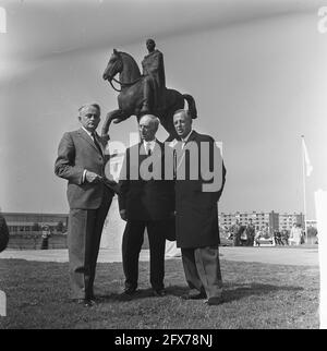 A Voorburg, commissario della Regina in Sud Olanda, J. Klaasesz ha svelato una statua dello scultore Albert Termote, raffigurante l'antico generale romano Corbulo, il cui nome è strettamente associato alla storia di Voorburg, 13 luglio 1964, commissari, svelazioni, Statue, Paesi Bassi, foto agenzia stampa del XX secolo, notizie da ricordare, documentario, fotografia storica 1945-1990, storie visive, Storia umana del XX secolo, che cattura momenti nel tempo Foto Stock