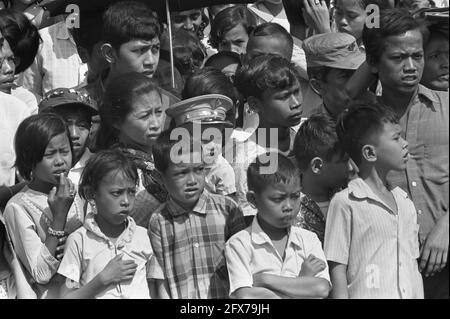 Indonesia, Giacarta, i bambini guardano la sfilata a favore della celebrazione dell'indipendenza dell'Indonesia, 20 agosto 1971, Bambini, celebrazioni, Parate, Paesi Bassi, foto agenzia stampa del XX secolo, notizie da ricordare, documentario, fotografia storica 1945-1990, storie visive, Storia umana del XX secolo, che cattura momenti nel tempo Foto Stock