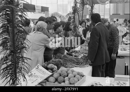 Mercato indonesiano Pasar Malam ad Amsterdam RAI; panoramica Pasar Malam, 13 giugno 1974, mercati, Panoramiche, Paesi Bassi, foto agenzia stampa del XX secolo, notizie da ricordare, documentario, fotografia storica 1945-1990, storie visive, Storia umana del XX secolo, che cattura momenti nel tempo Foto Stock