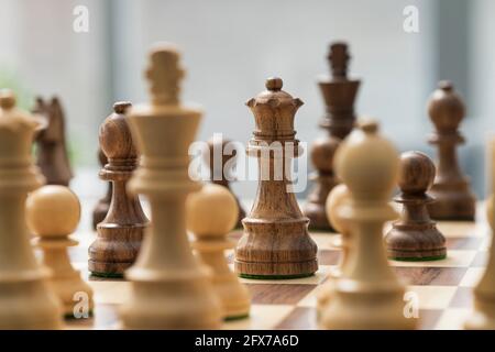 Pezzi di scacchi disposti in primo piano sulla scacchiera Foto Stock