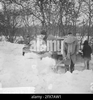 Nevicato in automobili, persone che scavano, 1 gennaio 1963, PERSONE, automobili, Snow, Paesi Bassi, foto agenzia stampa del XX secolo, notizie da ricordare, documentario, fotografia storica 1945-1990, storie visive, Storia umana del XX secolo, che cattura momenti nel tempo Foto Stock