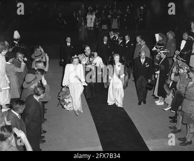 Inaugurazione della Regina Giuliana. Arrivo della Regina Giuliana e del Principe Bernardo con la Regina Madre Elisabetta del Belgio allo Stadio Olimpico di Amsterdam, per partecipare al gioco dell'incoronazione, a conclusione del giorno dell'Inaugurazione., 6 settembre 1948, inaugurazioni, casa reale, Spettacoli, Paesi Bassi, foto agenzia stampa del XX secolo, notizie da ricordare, documentario, fotografia storica 1945-1990, storie visive, Storia umana del XX secolo, che cattura momenti nel tempo Foto Stock