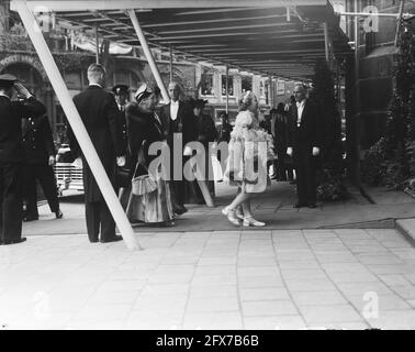 Inaugurazione della Regina Giuliana. La principessa Wilhelmina entra nella Chiesa Nuova con la Principessa Armgard (madre del Principe Bernhard) e le due principesse più antiche Beatrix e Irene attraverso l'ingresso sulla NZ Voorburgwal., 6 settembre 1948, inaugurazioni, casa reale, I Paesi Bassi, foto agenzia stampa del XX secolo, notizie da ricordare, documentario, fotografia storica 1945-1990, storie visive, Storia umana del XX secolo, che cattura momenti nel tempo Foto Stock