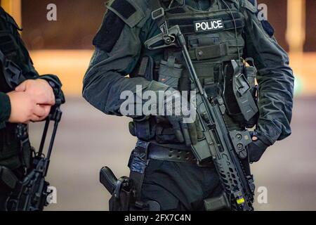 I membri della squadra di armi da fuoco della polizia di Devon e Cornwall sul campo di tiro presso il quartier generale della forza a Exeter, mentre si preparano per il prossimo vertice del G7 in Cornovaglia. Data immagine: Martedì 25 maggio 2021. Foto Stock