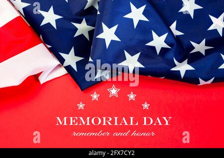 Bandiera americana su sfondo rosso con il testo MEMORIAL GIORNO Foto Stock