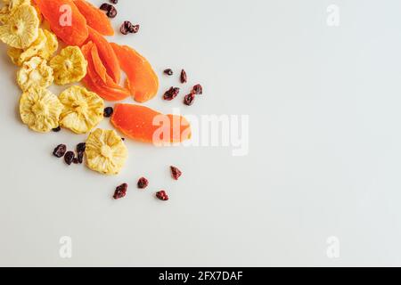 Mescolare frutta secca su sfondo chiaro. Ananas, mango e mirtillo. Cibo sano e snack. Foto Stock