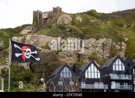 Bandiera dei pirati che vola di fronte alla funicolare di Hastings Foto Stock