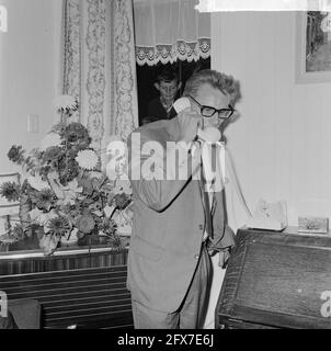 Jan Janssen (campione del mondo) in residenza Ossendrecht, Jan Janssen al telefono, 7 settembre 1964, telefoni, ciclisti, I Paesi Bassi, foto agenzia stampa del XX secolo, notizie da ricordare, documentario, fotografia storica 1945-1990, storie visive, Storia umana del XX secolo, che cattura momenti nel tempo Foto Stock