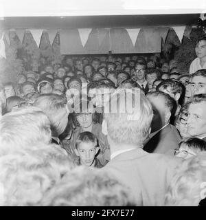 Jan Janssen (campione del mondo) in residenza Ossendrecht, Jan Janssen visto dalla parte posteriore accetta l'aubade, 7 settembre 1964, Aubades, ricevimenti, Ciclisti, Paesi Bassi, foto agenzia stampa del XX secolo, notizie da ricordare, documentario, fotografia storica 1945-1990, storie visive, Storia umana del XX secolo, che cattura momenti nel tempo Foto Stock