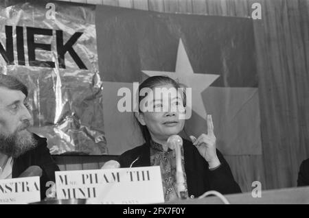 Jane fonda tiene una conferenza stampa a TH di Delft per le azioni del Vietnam; la Sig.ra Pham Thi Munk, rappresentante del Governo rivoluzionario provvisorio, 17 gennaio 1975, attivisti, conferenze stampa, Ritratti, Paesi Bassi, foto agenzia stampa del XX secolo, notizie da ricordare, documentario, fotografia storica 1945-1990, storie visive, Storia umana del XX secolo, che cattura momenti nel tempo Foto Stock