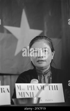 Jane fonda tiene una conferenza stampa a TH di Delft per le azioni del Vietnam; la Sig.ra Pham Thi Munk, rappresentante del Governo rivoluzionario provvisorio, 17 gennaio 1975, attivisti, conferenze stampa, Ritratti, Paesi Bassi, foto agenzia stampa del XX secolo, notizie da ricordare, documentario, fotografia storica 1945-1990, storie visive, Storia umana del XX secolo, che cattura momenti nel tempo Foto Stock
