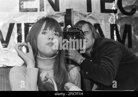 Jane fonda tiene una conferenza stampa a TH di Delft per le azioni del Vietnam; Jane fonda durante la conferenza stampa, con la telecamera dietro di lei, 17 gennaio 1975, attivisti, attrici, Fotocamere, star del cinema, conferenze stampa, Paesi Bassi, foto agenzia stampa del XX secolo, notizie da ricordare, documentario, fotografia storica 1945-1990, storie visive, Storia umana del XX secolo, che cattura momenti nel tempo Foto Stock