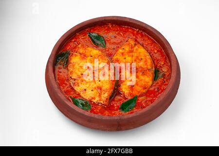 Curry di pesce, curry di pesce indiano tradizionale, kerala speciale, disposto in una ciotola bianca guarnita con foglie di curry con sfondo bianco Foto Stock
