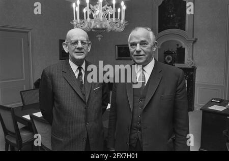 Il formateur del gabinetto Sig. Burger (a destra) riceve il Prof. De Gaay Fortman Sr., 28 febbraio 1973, ricevute, Paesi Bassi, foto agenzia stampa del xx secolo, notizie da ricordare, documentario, fotografia storica 1945-1990, storie visive, Storia umana del XX secolo, che cattura momenti nel tempo Foto Stock