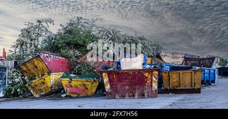 Raccolta dei vecchi cassonetti usati Foto Stock