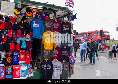 Londra. REGNO UNITO- 05.23.2021. Una vista generale del Ponte di Westminster con una bancarella che vende souvenir a turisti e visitatori. Foto Stock