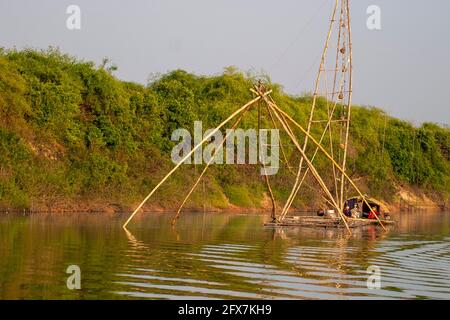 Tradizionale strumento di pesca fatto di legno, bambù e reti installate in paludi o fiumi e ampiamente utilizzato nella Thailandia rurale Foto Stock