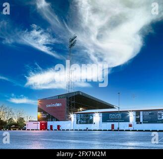 SWINDON WILTSHIRE UK - 26 MAGGIO 2021; lo stand Arkells e la torre del County Ground, sede della squadra di calcio Swindon Town. Foto Stock