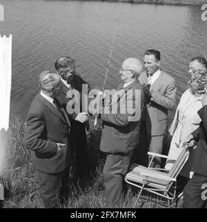 140 pescatori anziani sul canale dell'Olanda del Nord, 6 giugno 1962, Paesi Bassi, foto dell'agenzia stampa del XX secolo, notizie da ricordare, documentario, fotografia storica 1945-1990, storie visive, Storia umana del XX secolo, che cattura momenti nel tempo Foto Stock