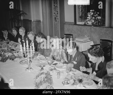 40 anni di giubileo della Dutch Housewives Association (Amsterdam) (Driesen ), 21 novembre 1953, JUBILEA, Paesi Bassi, foto agenzia stampa del xx secolo, notizie da ricordare, documentario, fotografia storica 1945-1990, storie visive, Storia umana del XX secolo, che cattura momenti nel tempo Foto Stock