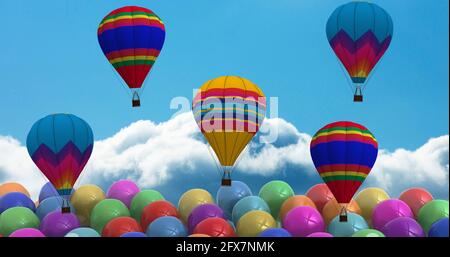 Composizione di palloncini ad aria calda e file di palloncini colorati su nuvole su sfondo blu Foto Stock