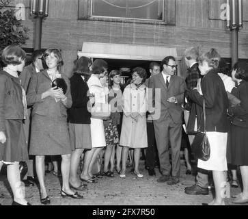 6° Festival della Gioventù Velp: Godfried Bomans con la gioventù, 23 agosto 1965, autori, festival, Giovani, scrittori, Paesi Bassi, foto agenzia stampa del XX secolo, notizie da ricordare, documentario, fotografia storica 1945-1990, storie visive, Storia umana del XX secolo, che cattura momenti nel tempo Foto Stock