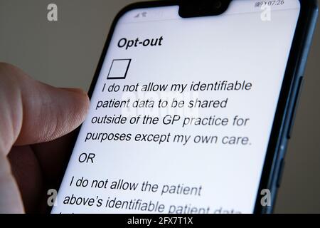 Modulo di ritiro del consenso sul sito Web di NHS Digital visualizzato sullo smartphone. Modulo che blocca la condivisione delle registrazioni dei pazienti NHS con terze parti. Foto Stock