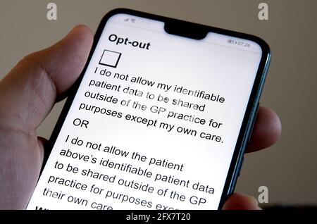 Modulo di ritiro del consenso sul sito Web di NHS Digital visualizzato sullo smartphone. Modulo che blocca la condivisione delle registrazioni dei pazienti NHS con terze parti. Foto Stock